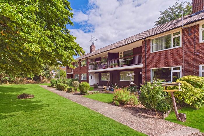 2 Bedroom Maisonette For Sale In Audley Drive, Maidenhead, Berkshire, SL6