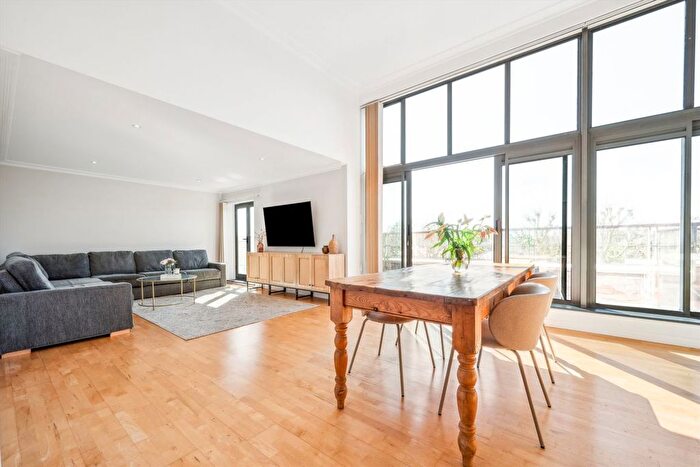 2 Bedroom Flat To Rent In Goldhawk Road, London, W6