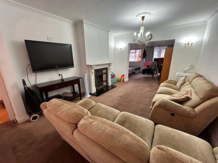 3 Bedroom Semi Detached House To Rent In Great West Road, Isleworth, TW7