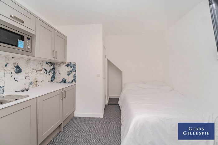 Studio To Rent In Bond Street, London, W5