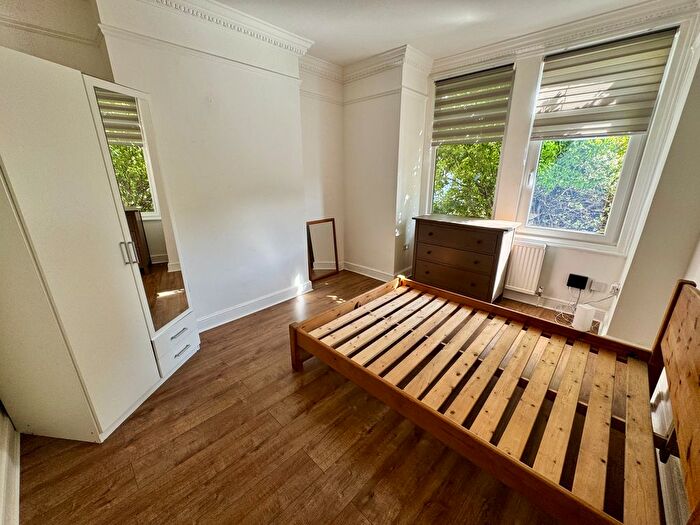 2 Bedroom Flat To Rent In Collingbourne Road, London, W12