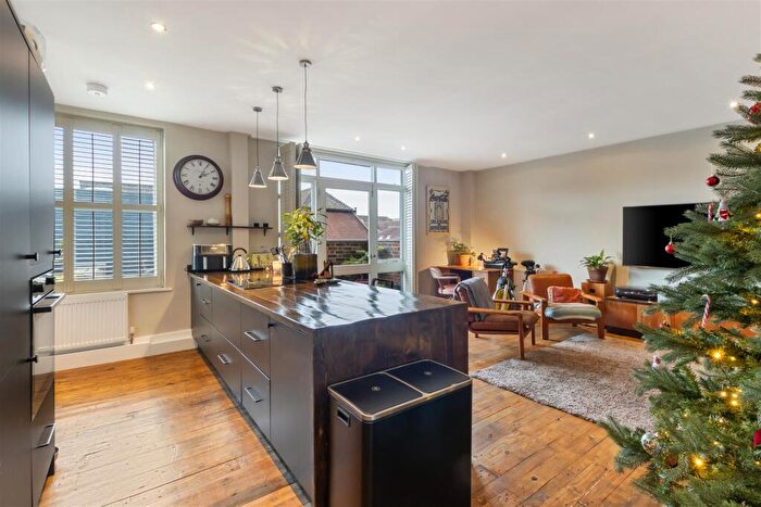 2 Bedroom Flat For Sale In High Street, Petersfield, GU32