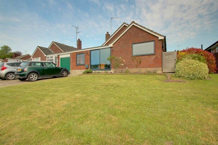 3 Bedroom Link Detached House To Rent In Barbers Walk, Tring, HP23