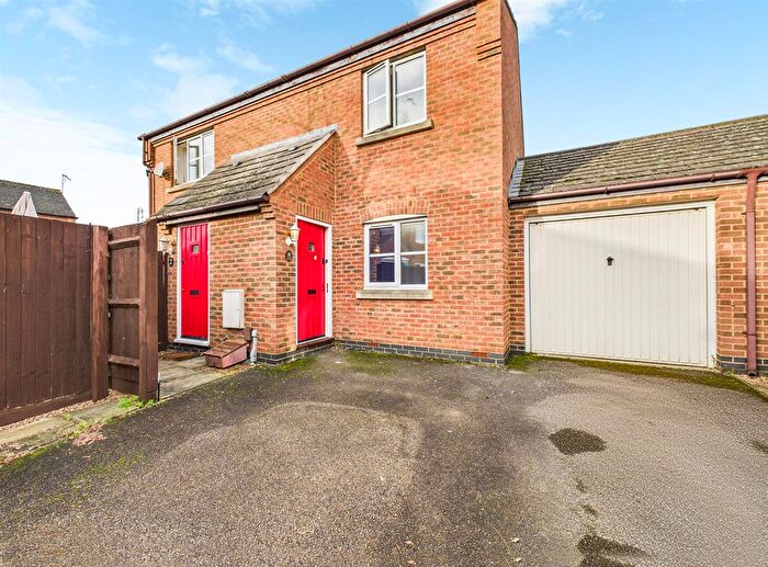 2 Bedroom Maisonette For Sale In Fairford Leys Way, Fairford Leys, Aylesbury, HP19