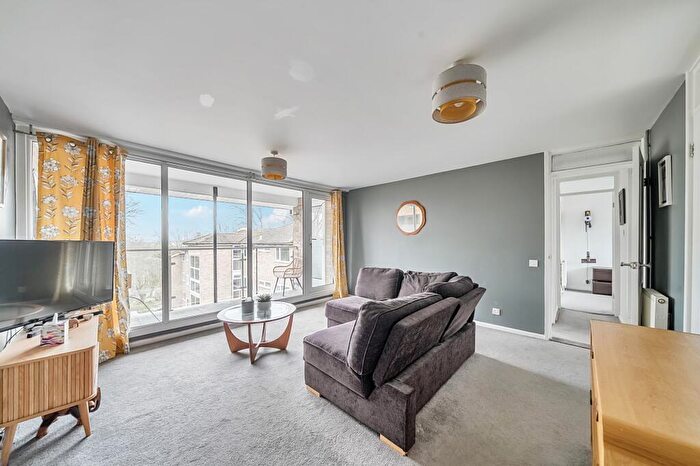 2 Bedroom Apartment For Sale In Northlands Drive, Regent Court Northlands Drive, SO23