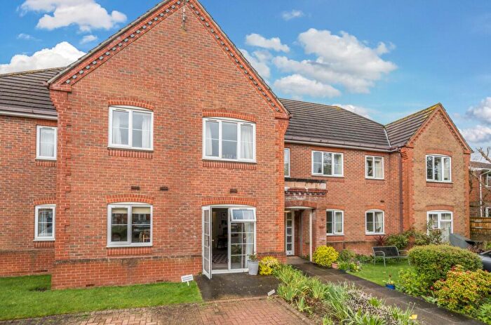 2 Bedroom Flat For Sale In King George Avenue, Petersfield, GU32