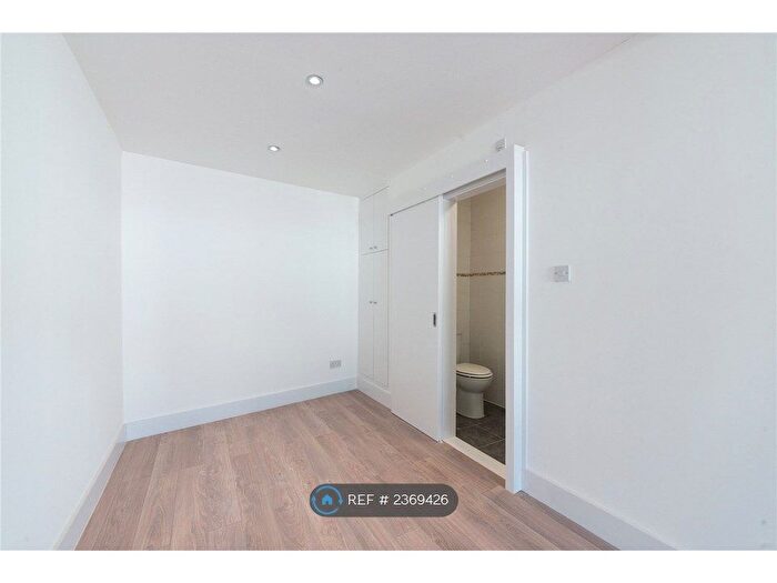 1 Bedroom Flat To Rent In New Cross Road, London, SE14