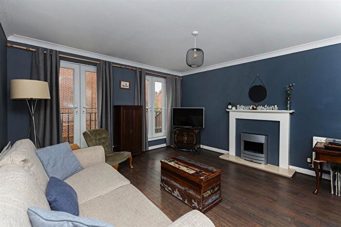 4 Bedroom Town House To Rent In Birchwood Close, Lindley, Huddersfield, HD3