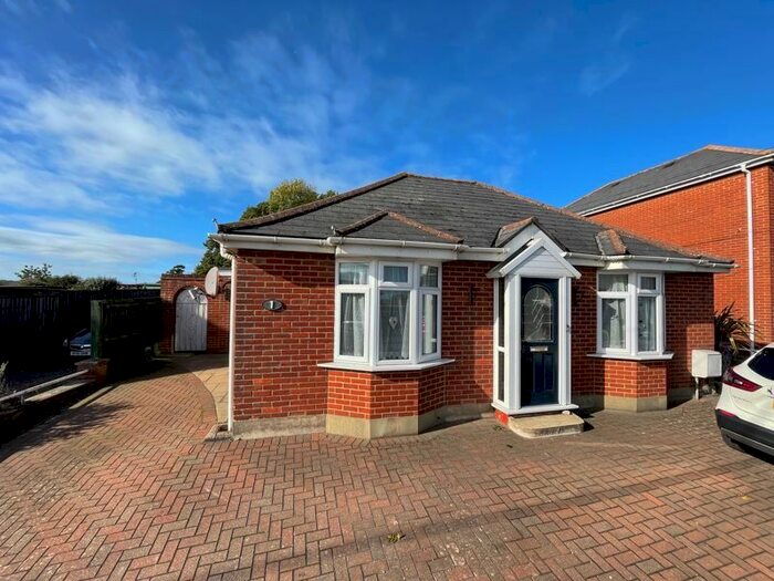 2 Bedroom Bungalow To Rent In Cowes Road, Newport, PO30