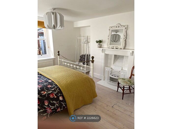 2 Bedroom Flat To Rent In High Street, Castle Cary, BA7