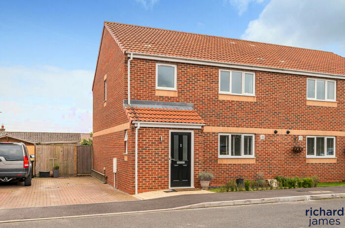 3 Bedroom Semi Detached House For Sale In Willis Way, Purton, Purton, SN5