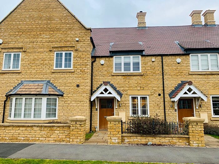 2 Bedroom Property To Rent In Sargent Square, Broadway, WR12