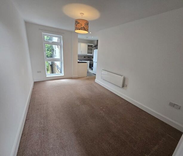 2 Bedroom Flat To Rent In Lennard Road, Beckenham, Kent, BR3