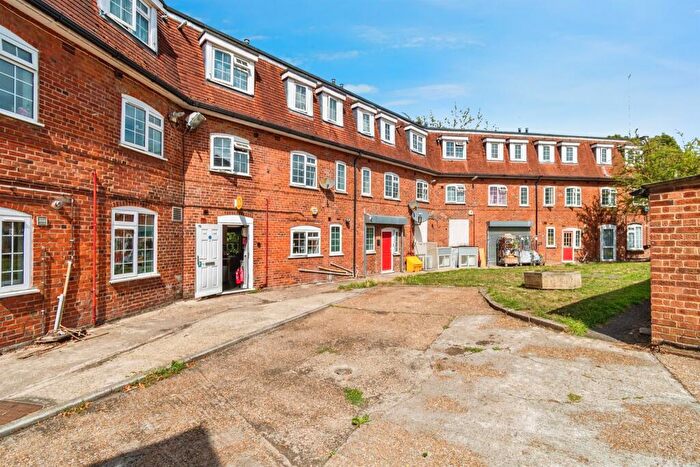 2 Bedroom Apartment For Sale In Wide Lane, Southampton, SO18