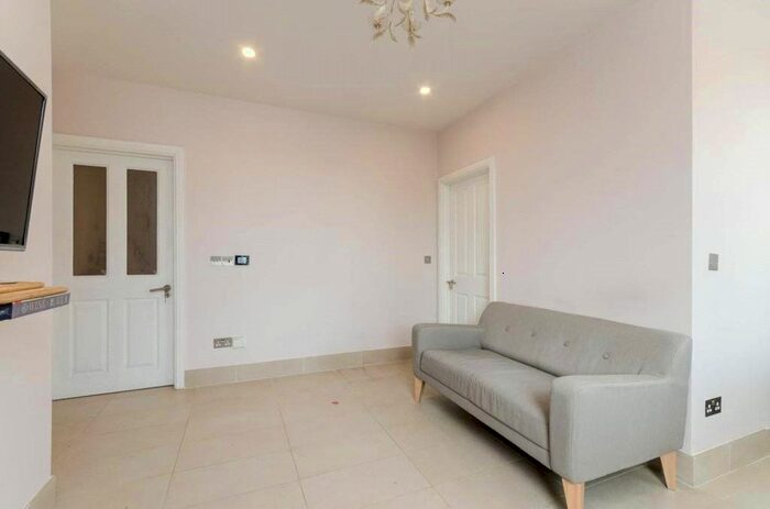 1 Bedroom Flat To Rent In Beaumont Avenue, Barons Court, W14