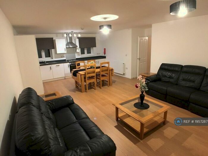 3 Bedroom Flat To Rent In Bonaire Grange, Bletchley, Milton Keynes, MK3