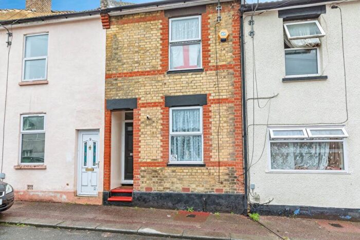 3 Bedroom Terraced House For Sale In Chamberlain Road, Chatham, ME4