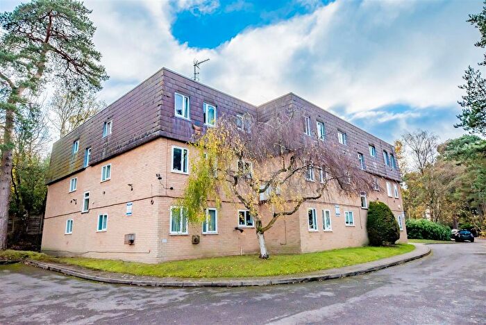 1 Bedroom Flat For Sale In Woodlands Court, Owlsmoor, Sandhurst, GU47