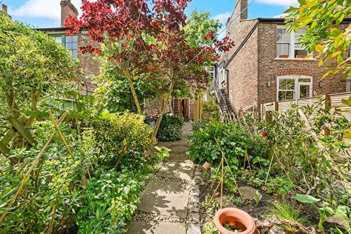 2 Bedroom Flat To Rent In Geldeston Road, London, E5