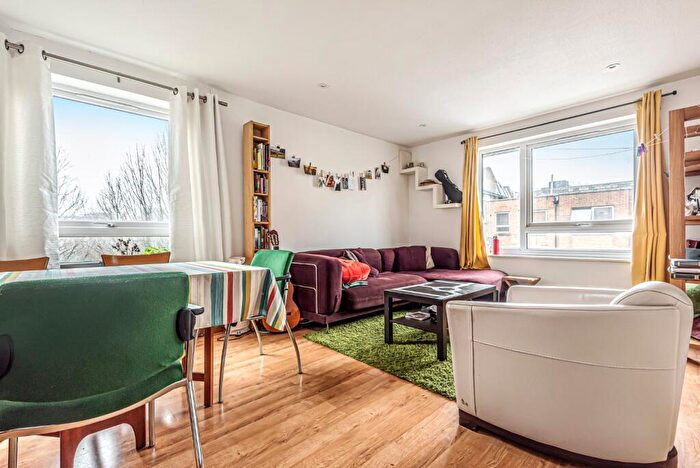 2 Bedroom Flat To Rent In Chivalry Road, Battersea, London, SW11