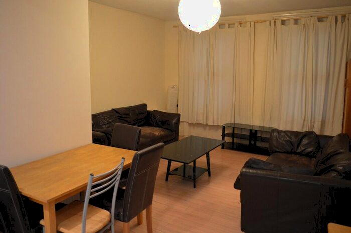 3 Bedroom Flat To Rent In Walworth Road, London, SE17