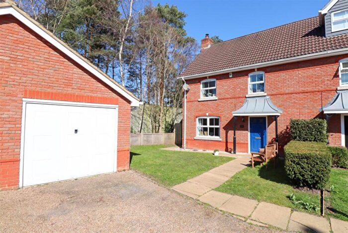 3 Bedroom Semi-Detached House For Sale In Tadley Close, Fleet, GU51