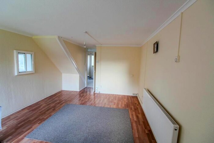 2 Bedroom Flat To Rent In Joyce Avenue, London N18