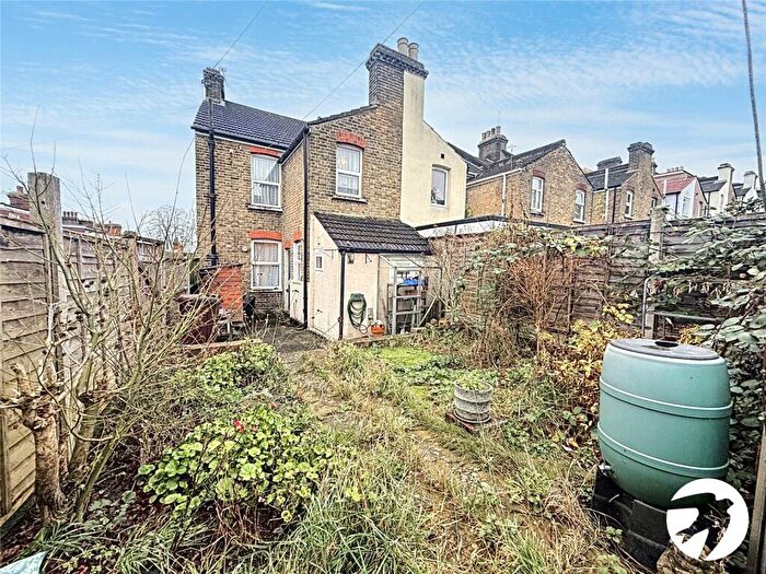 3 Bedroom End Of Terrace House For Sale In Cromer Road, Rochester, Kent, ME2
