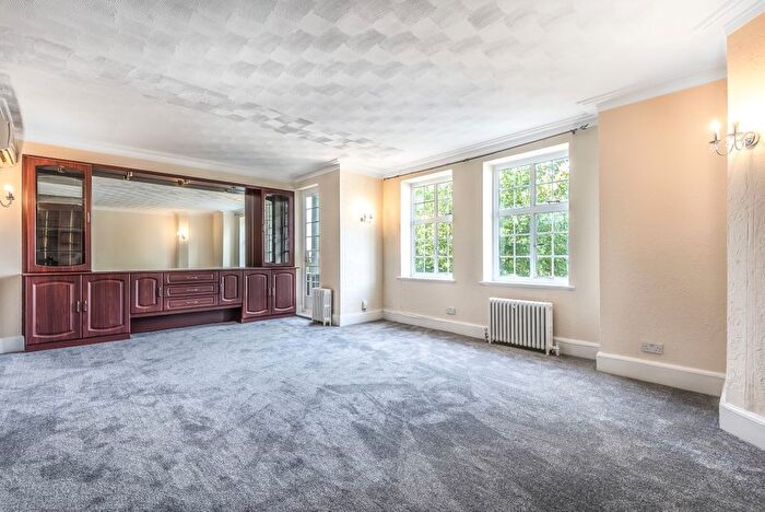 3 Bedroom Flat To Rent In North End Road, London, NW11