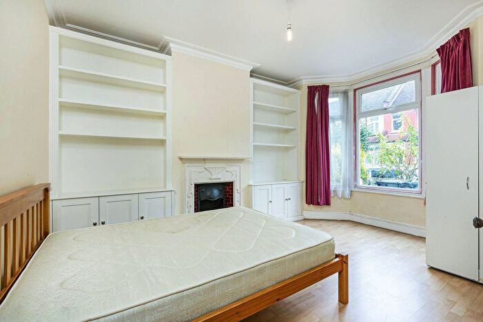 3 Bedroom Flat To Rent In Links Road, Tooting, London, SW17