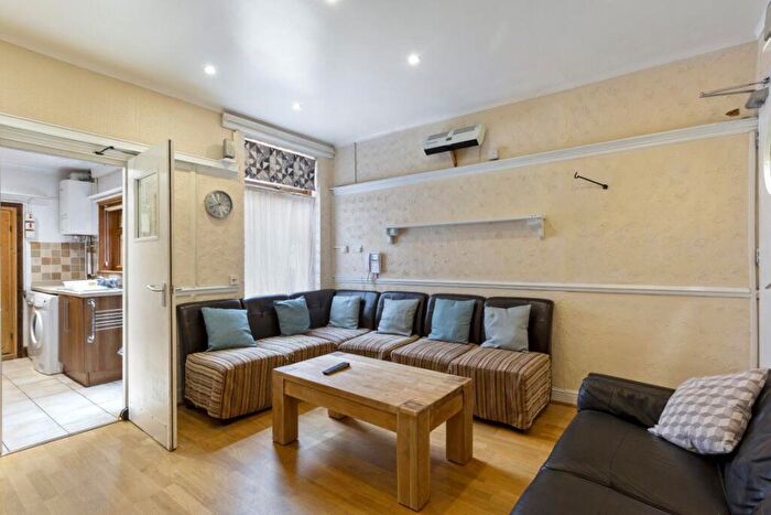 4 Bedroom Terraced House To Rent In Rooms To Rent - Grimston Road, NG7