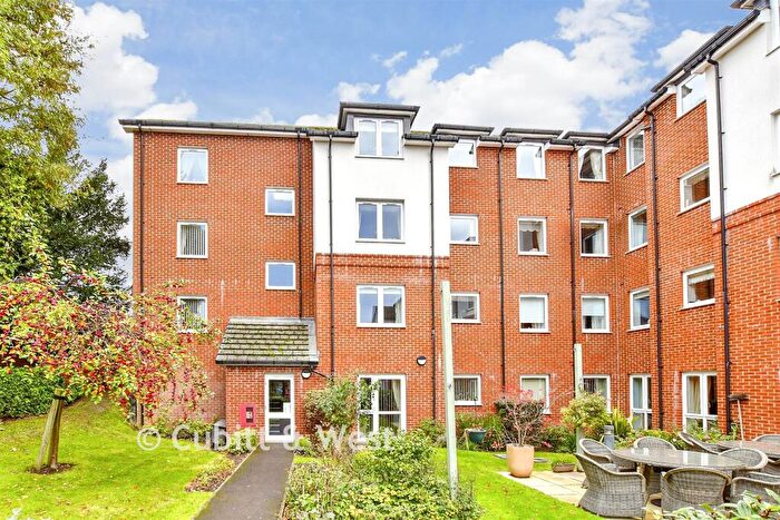 2 Bedroom Flat For Sale In Beaconsfield Road, Waterlooville, Hampshire, PO7