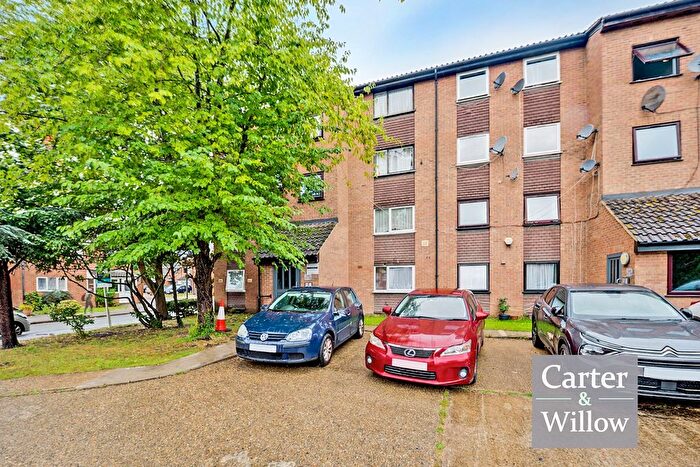 2 Bedroom Flat For Sale In Gurney Close, Barking, IG11