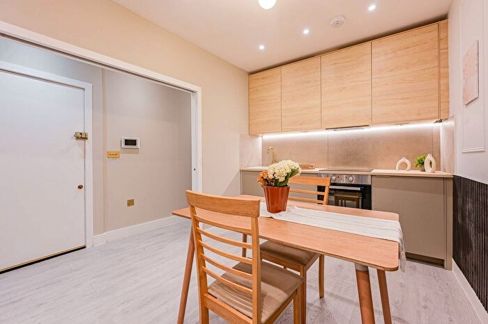 2 Bedroom Flat For Sale In Ellingham Road, Shepherd's Bush, London, W12