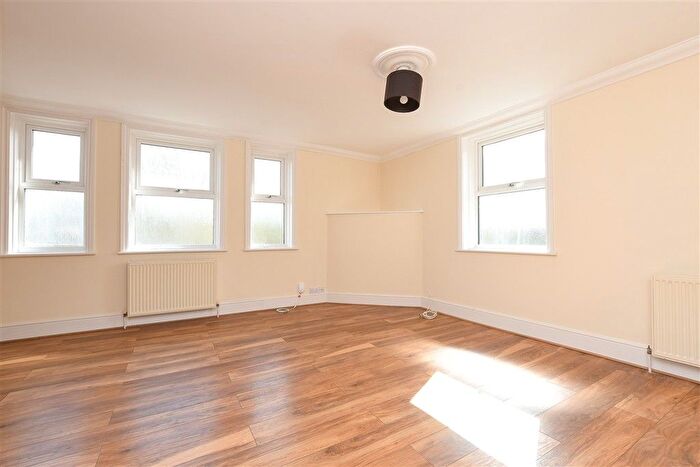 1 Bedroom Flat For Sale In Croydon Road, Reigate, Surrey, RH2
