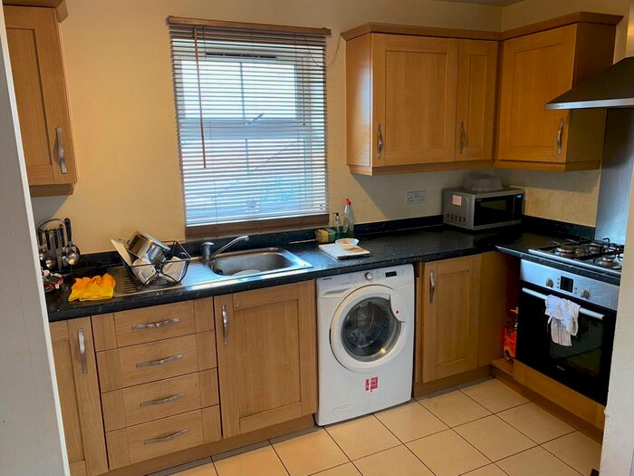 2 Bedroom Flat To Rent In Piper Way, Essex, IG1