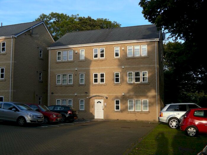 2 Bedroom Flat To Rent In Holland Park, Bradford, BD9
