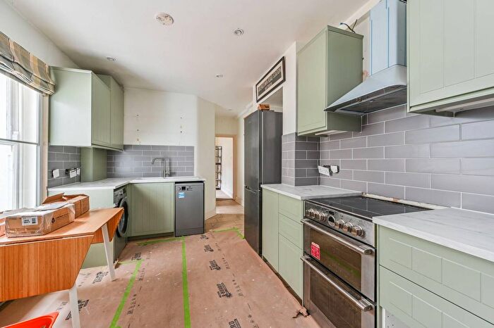2 Bedroom Flat To Rent In Queenstown Road, Battersea, London, SW8