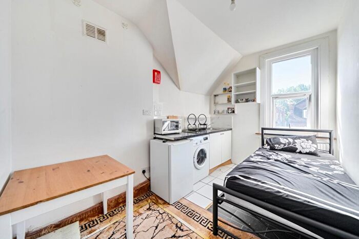 Flat To Rent In Broadhurst Gardens London, NW6