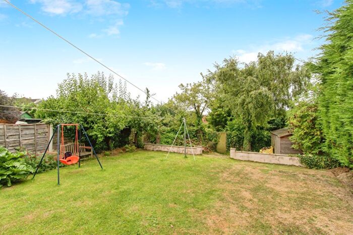 3 Bedroom Semi-Detached House For Sale In The Drive, Kippax, Leeds, LS25