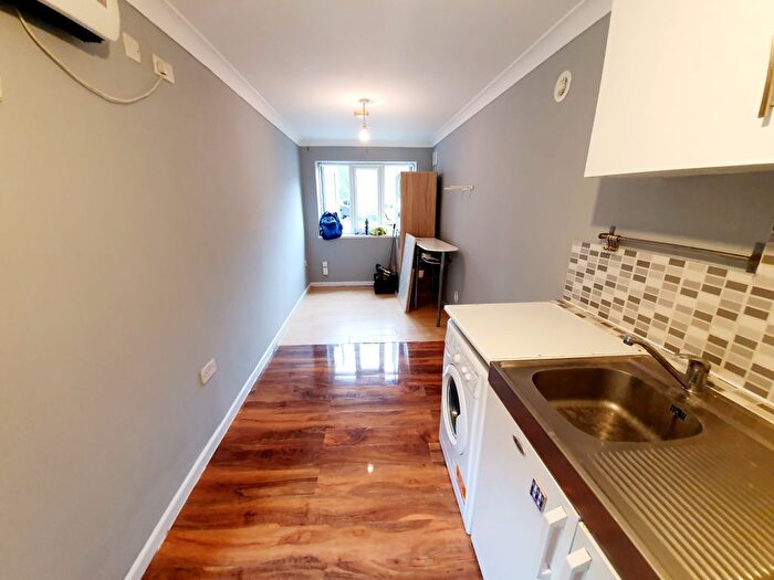 Studio To Rent In Wraysbury Close, Hounslow, TW4