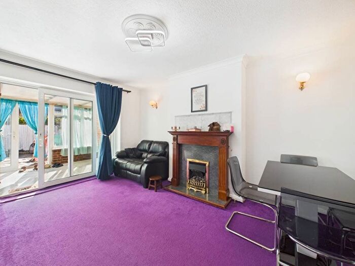 2 Bedroom Bungalow For Sale In Horsham Road, Feltham, TW14