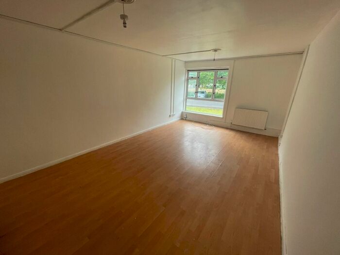 3 Bedroom Flat To Rent In Cadham Court, Glenrothes, Fife, KY7