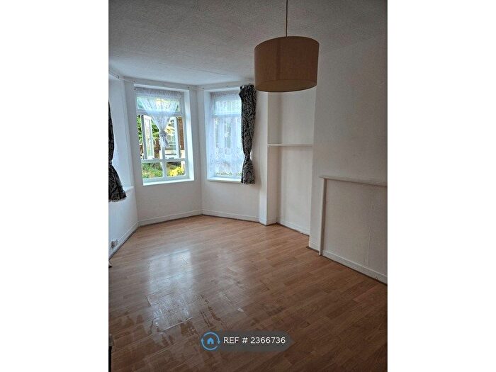 2 Bedroom Flat To Rent In Edgar House, London, E9