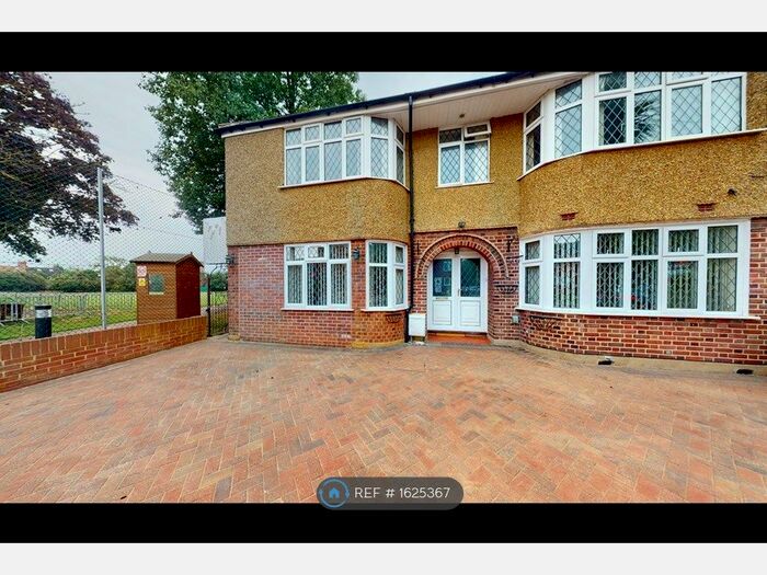 8 Bedroom Semi-Detached House To Rent In Whitehall Road, Uxbridge, UB8