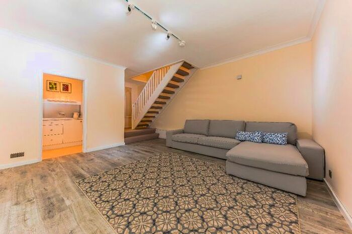 2 Bedroom Mews House To Rent In Old Manor Yard, London, SW5