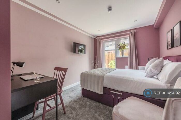 Studio To Rent In Wolstanton, Newcastle Under Lyme, ST5