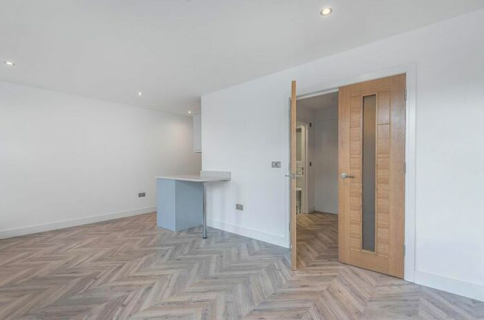 1 Bedroom Flat To Rent In - London Road, Camberley, GU15