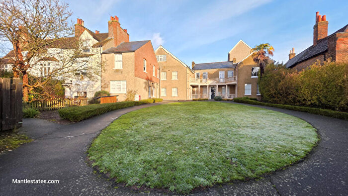 1 Bedroom Flat For Sale In St. Marthas Court, Wood Street, High Barnet, EN5