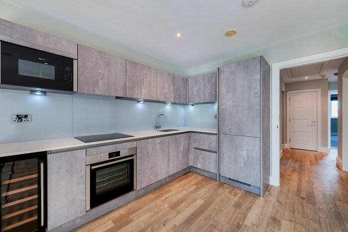 2 Bedroom Flat To Rent In The Causeway, Potters Bar, EN6